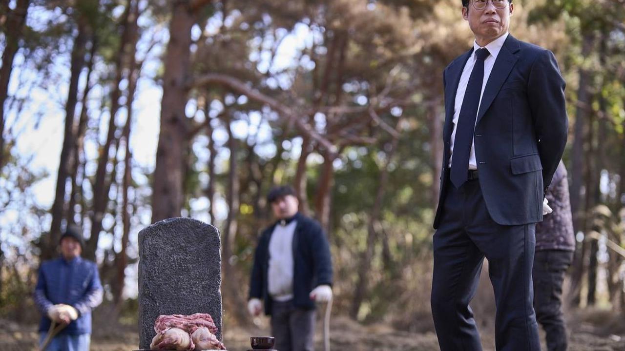 Hal ini membuatnya terinspirasi untuk mengaitkan tema film dengan sejarah Korea, di mana upaya 'pamyo' dianggap sebagai langkah untuk mengobati luka sejarah bangsa.
