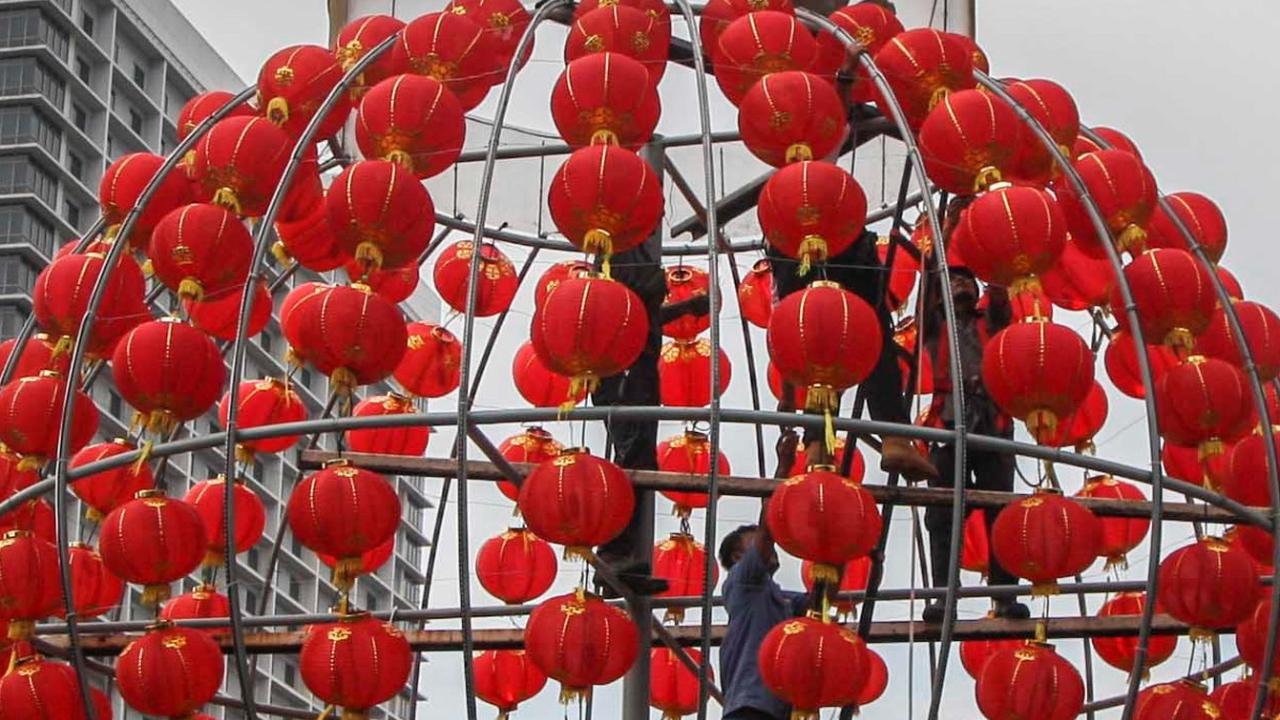 Selain menjadi hiasan, lampion juga memiliki makna simbolis dalam perayaan Imlek.<br>(Foto liputan6.com / Angga Yuniar)<br>