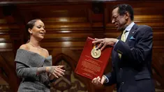 Penyanyi Rihanna (kiri) saat menerima penghargaan dari direktur Harvard Foundation, Allen Counter di Cambridge, AS, (28/2). Rihanna mendapat penghargaan Humanity of the Year Award 2017 dari Harvard University. (AP Photo/Steven Senne)