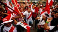 Sejumlah pendukung timnas sepak bola Peru berkumpul di alun-alun Miserere jelang pertandingan kualifikasi Piala Dunia 2018 melawan Argentina di Buenos Aires (4/10). (AFP Photo/Emiliano Lasalvia)