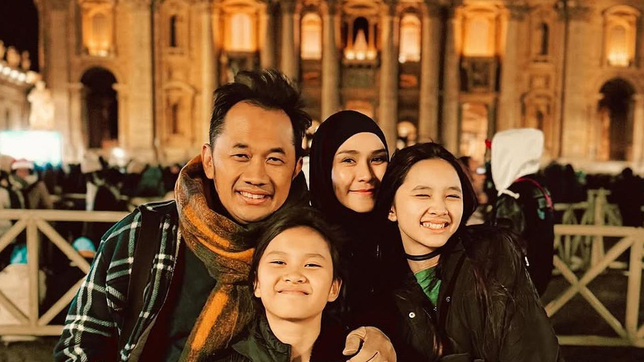 Hanung Bramantyo dan Zaskia Adya Mecca Ajak Keluarga Liburan ke Kota Vatikan, Penuh Cerita dan Pengalaman