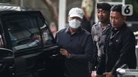 Gubernur Bengkulu, Rohidin Mersyah (kiri mengenakan masker) saat tiba di Gedung Merah Putih Komisi Pemberantasan Korupsi (KPK), Jakarta, Minggu (24/11/2024). (Liputan6.com/Angga Yuniar)