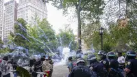 Orang-orang bubar setelah NYPD meledakkan bom asap di Union Square New York, Jumat, 4 Agustus 2023.(AP/Mary Altaffer)