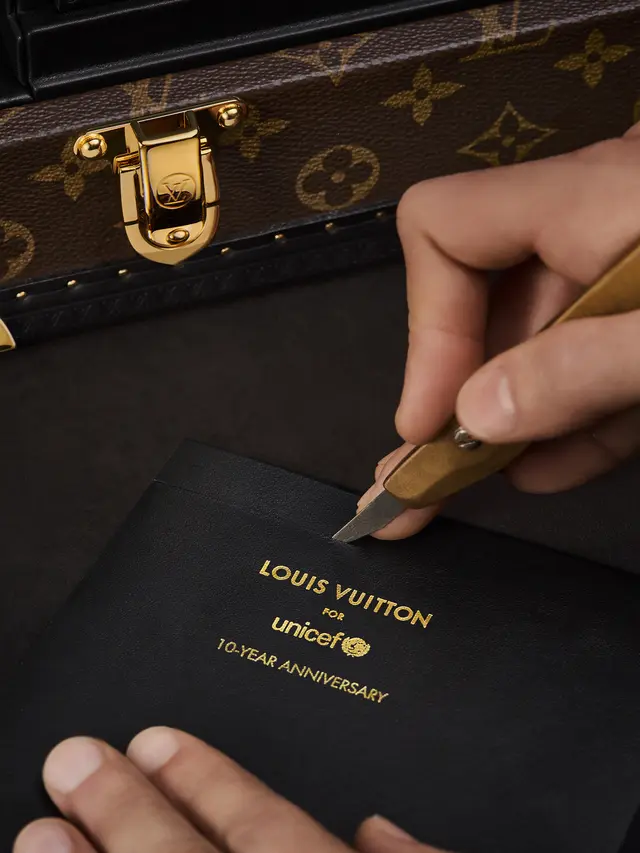 Dihiasi 260 Berlian, Louis Vuitton Rilis Jam Unik Bentuk Bola Emas Satu-satunya di Dunia