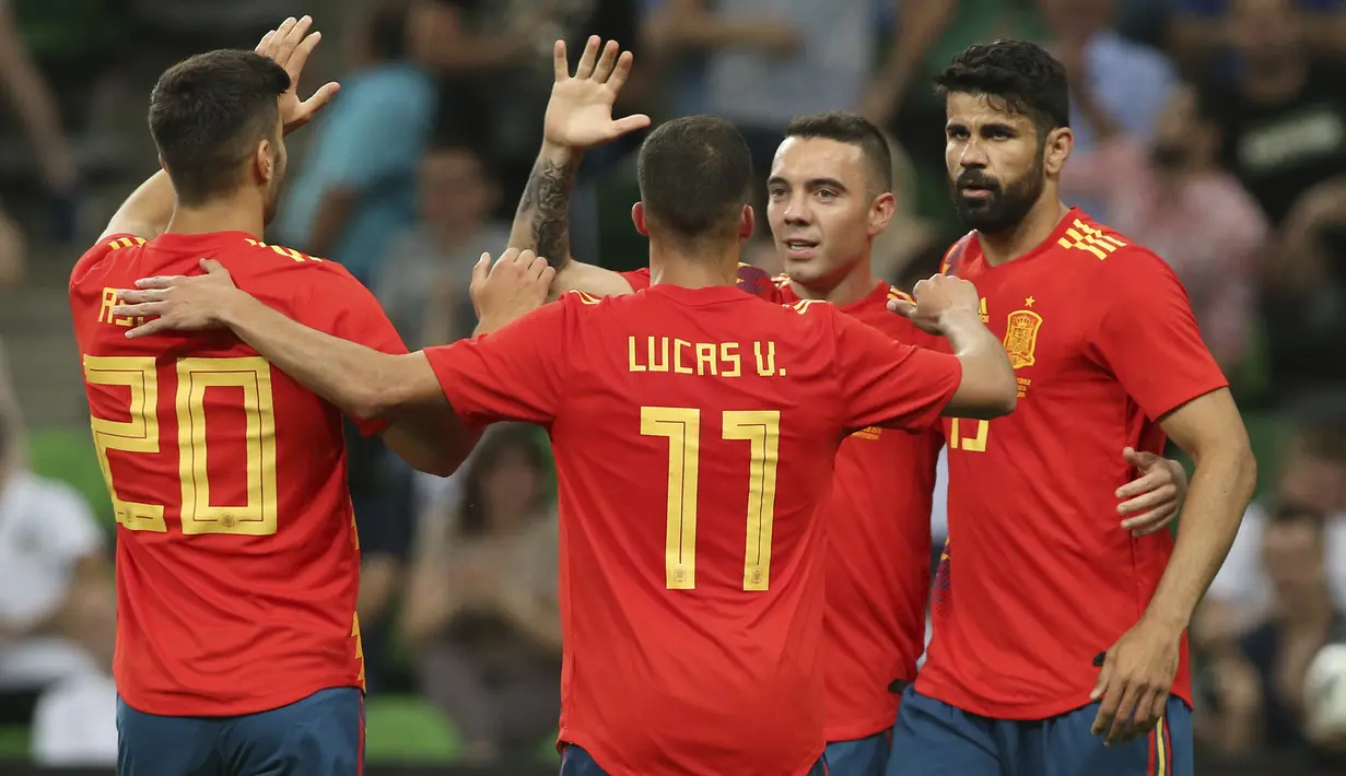 Para pemain Spanyol merayakan gol Iago Aspas saat melawan Tunisia pada laga uji coba di Krasnodar stadium, Rusia, (9/6/2018). Spanyol menang 1-0. (AP/STR)