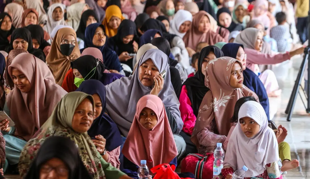 Terlihat sejumlah ibu dengan membawa anak saat menunggu waktu berbuka di Masjid Istiqlal. (Foto: Istimewa)