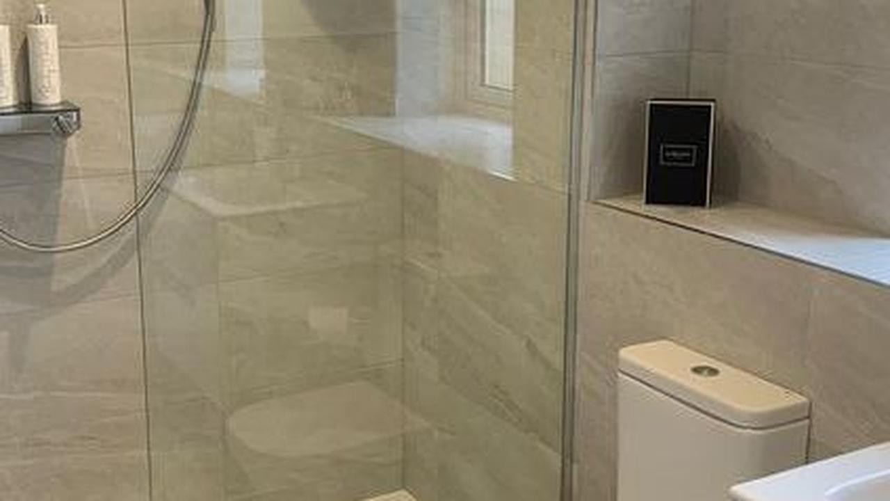 Kamar Mandi dengan Shower Minimalis Modern