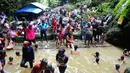 Sejumlah wisatawan mandi di kolam air panas yang ada di objek wisata Baturraden, Purbalingga, Jawa Tengah, (31/7/2014). (Liputan6.com/Andrian M Tunay)