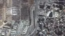 Citra satelit yang disediakan oleh Maxar Technologies ini menunjukkan area yang rusak di luar pelabuhan Beirut di Lebanon pada hari Rabu, 5 Agustus 2020, sehari setelah ledakan besar yang membuat seluruh blok kota diselimuti kaca dan puing-puing. (© 2020 Maxar Technologies melalui AP)