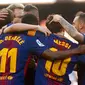 Pemain Barcelona melakukan selebrasi usai membobol gawang Athletic Bilbao saat pertandingan La Liga Spanyol di stadion Camp Nou di Barcelona (18/3). Barcelona menang 2-0 atas Athletic Bilbao. (AFP Photo/Pau Barrena)