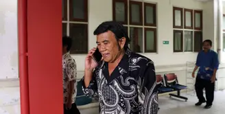 Sehari setelah Marwah Ali ibunya, menjenguk Ridho Rhoma, hari ini Selasa (11/4) Rhoma Irama datang menjenguk putranya. Kedatangan Raja Dangdut itu terkesan menghindar dari wartawan. (Nurwahyunan/Bintang.com)