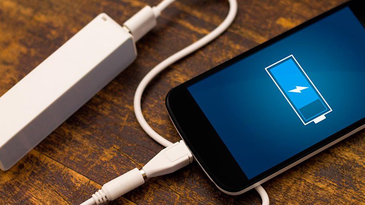 Baterai Anda cepat lowbat? Tinggalkan pemakaian powerbank dan isi ulang daya baterai smartphone Anda dengan fitur turbo charging.