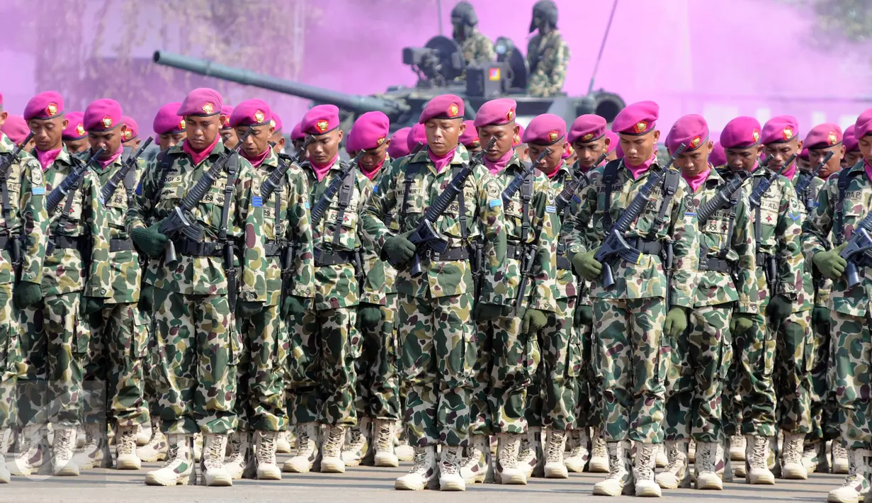 Prajurit TNI AL mengikuti upacara perayaan Hari Korps Marinir TNI AL yang ke-70 di Markas Marinir Cilandak, Jakarta Selatan, (15/11/2015). Pada dirgahayunya kali ini mengusung tema 'Kuat Bersama Rakyat Berkarakter Maritim'. (Liputan6.com/Helmi Afandi)
