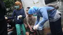 Seorang anak mendapat perawatan setelah terkena gas air mata dalam demonstrasi di belakang Gedung DPR, Palmerah, Jakarta, Rabu (25/9/2019). Polisi menembakkan gas air mata untuk membubarkan pelajar yang berdemonstrasi. (Liputan6.com/Angga Yuniar)
