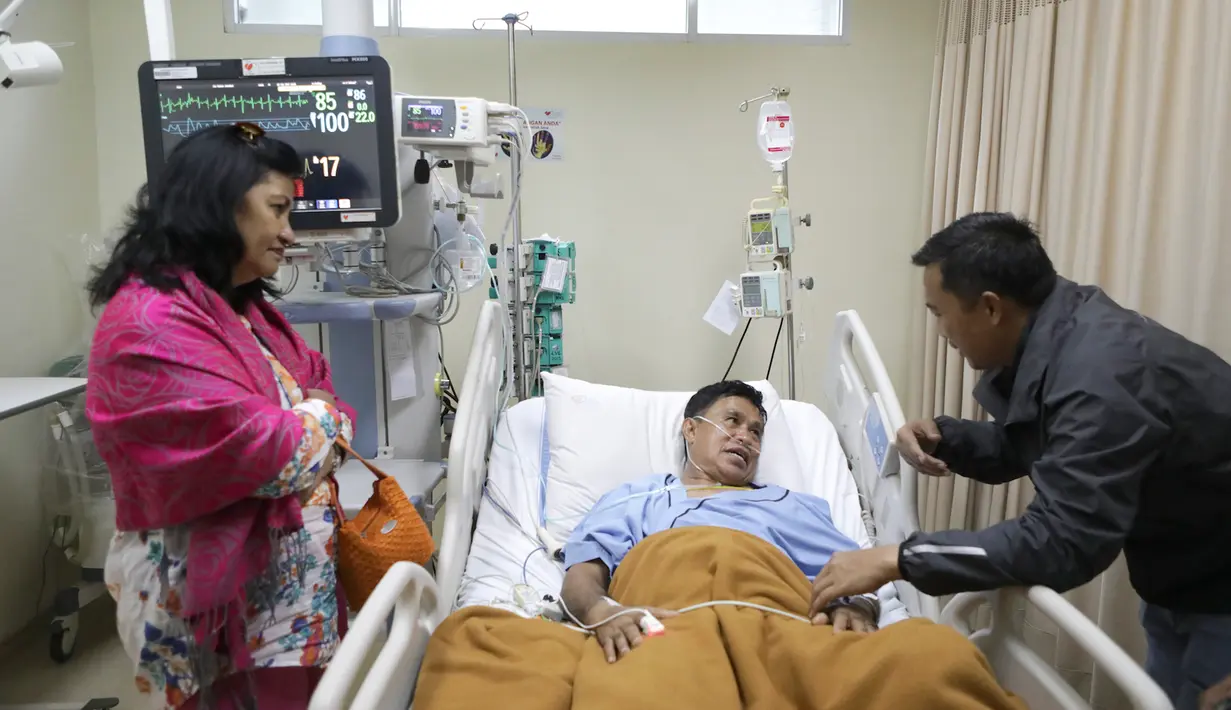 Menpora, Imam Nahrawi berbincang dengan mantan Petinju legendaris Indonesia, Ellyas Pical saat menjenguk di RS Harapan kita, Jakarta, Sabtu (18/2). Imam Nahrawi berharap, agar Ellyas selalu menjaga kesehatan. (Dok. Humas Kemenpora)