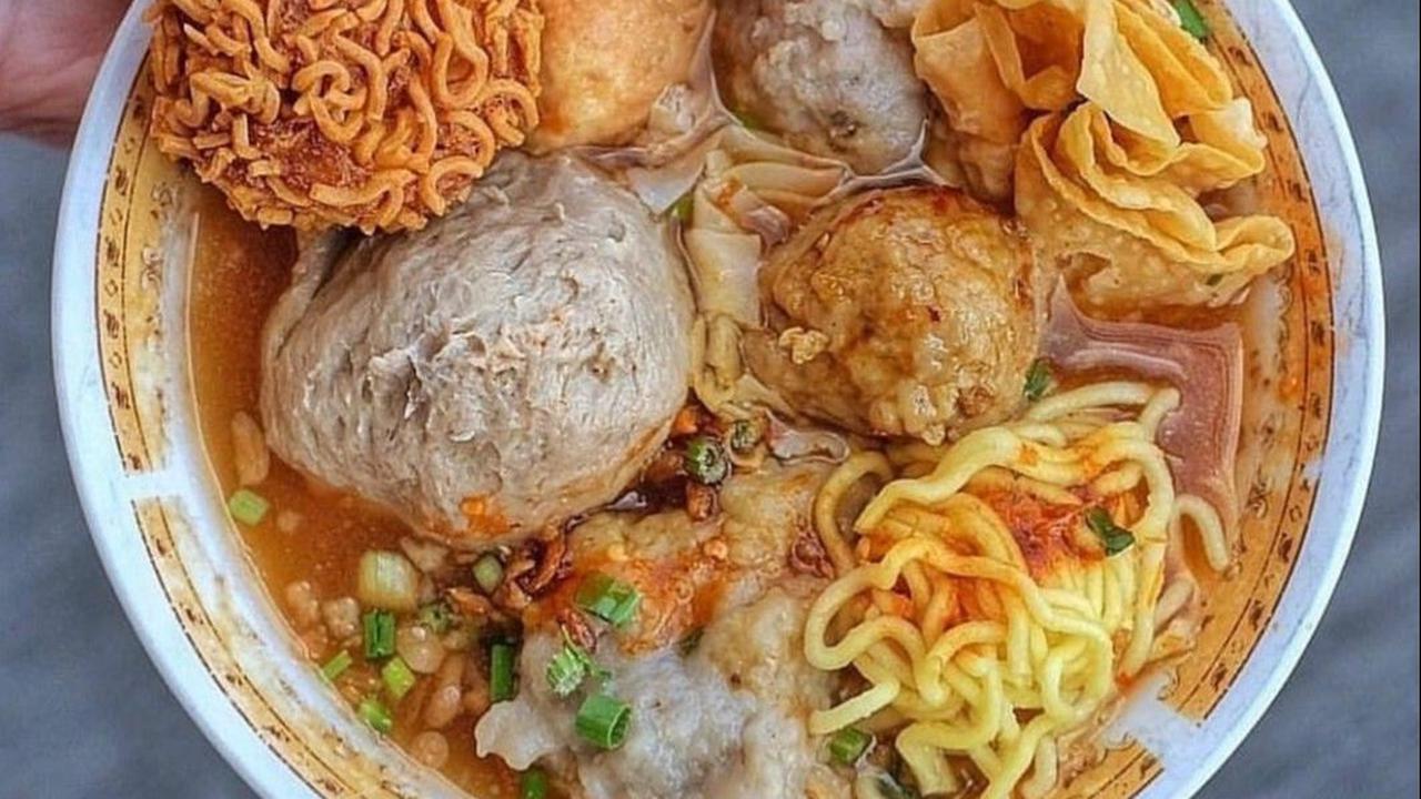 Kuliner khas Malang ini memiliki ciri khas rasanya yang lezat dan tekstur kenyal. Di balik menjamurnya Bakso Malang di berbagai daerah, kuliner ini punya sejarah panjang.