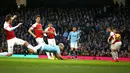 Striker Manchester City, Sergio Aguero menyundul bola saat mencetak gol ke gawang Arsenal pada Premier League di Stadion Etihad, Manchester, Inggris, Minggu (3/2). Manchester City menang 3-1 atas Arsenal. (AP Photo/Dave Thompson)