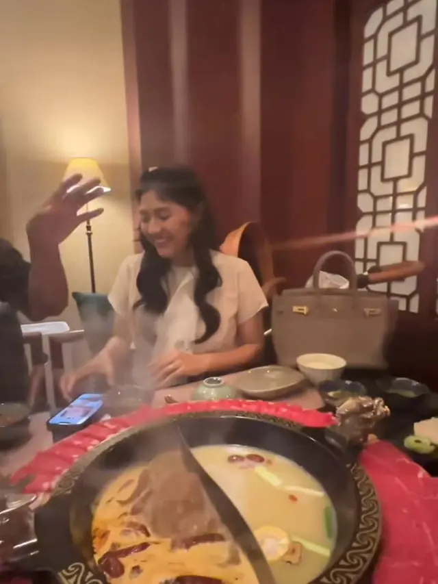 Gaya Erina Gudono Rayakan Ulang Tahun ke-28 Bareng Keluarga, Pakai Tas Hermes Rp500 Juta-an dan Bandana Prada Rp7 Juta-an