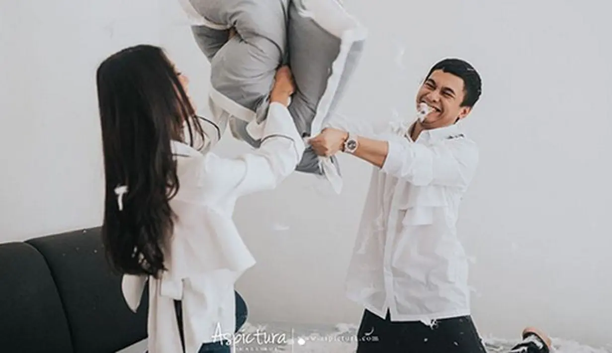 Penulis buku mega bestseller Kambing Jantan ini ini mengaku bahwa calon istrinya lebih jago saat menari tortor dibanding dirinya. (Instagram/aldosinarta)