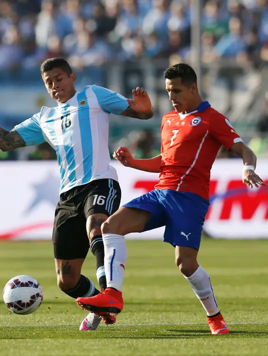 Penyerang Chili, Alexis Sanchez (kanan) berusah melewati bek Argentina, Marcos Rojo saat final Copa America 2015 di Stadion Nasional, Santiago, Chili, (4/7/2015). Chili menang lewat adu penalti atas Argentina dengan skor 4-1. (REUTERS/Marcos Brindicci)