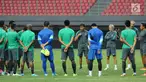  Pelatih Timnas Indonesia, Luis Milla (tengah) memberi arahan jelang latihan resmi di Stadion Patriot Candrabhaga, Bekasi (1/9). Timnas Indonesia akan melakoni laga persahabatan dengan Fiji pada Sabtu (2/9). (Liputan6.com/Helmi Fithriansyah)