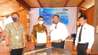 Kajari Garut Sugeng Hariadi bersama pimpinan BRI Cabang Garut melakukan kesepakatan kerjasama mengenai penyelesaian permasalahan hukum di bidang perdata dan tata usaha negara di wilayah hukum kabupaten Garut. (Liputan6.com/Jayadi Supriadin)