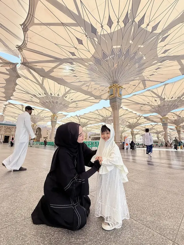 Potret Ria Ricis dan Moana saat di Masjid Nabawi (credit: instagram/riaricis1795)