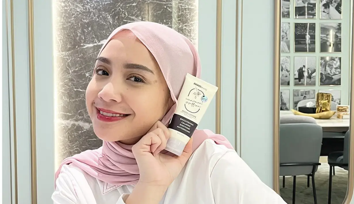 Gaya yang lebih sederhana juga diciptakan dengan tampilan hijab pashmina minimalis. [Foto: Instagram/ Raffinagita]