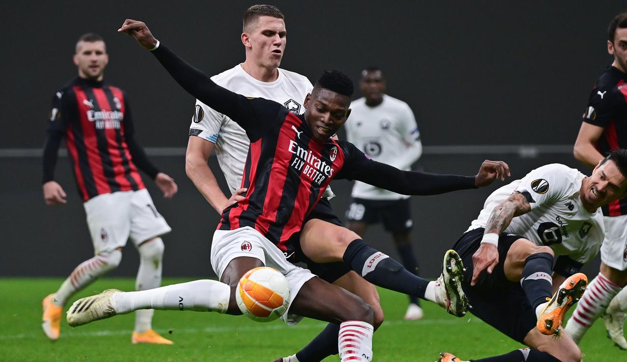 Penyerang AC Milan, Rafael Leao, berusaha menendang bola saat menghadapi Lille pada laga lanjutan Liga Europa 2020/2021 di San Siro, Jumat (6/11/2020) dini hari WIB. AC Milan kalah 0-3 oleh Lille. (AFP/Miguel Medina)