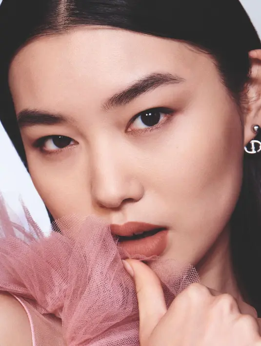 Sebuah lipstik yang semakin sempurna bahkan terselimuti indah dalam couture case bernuansa midnight blue yang khas akan keindahan khas Dior. Tertarik ingin memilikinya, Sahabat Fimela? [Dok/Dior]