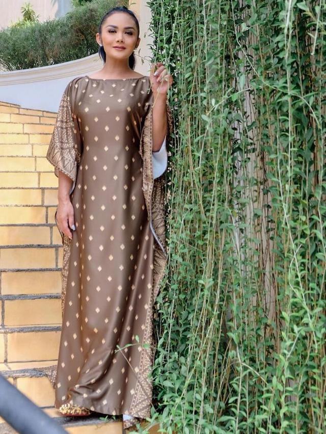 6 Potret Krisdayanti Kenakan Kaftan, Tuai Pujian