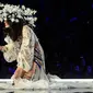 Model Tiongkok, Ming Xi jatuh tersungkur di atas catwalk Victoria’s Secret Fashion Show 2017 saat memperagakan koleksi lingerie di Shanghai, Senin (20/11). Setelah jatuh di atas catwalk, tampak wajah putih Ming menahan malu. (FRED DUFOUR/AFP)