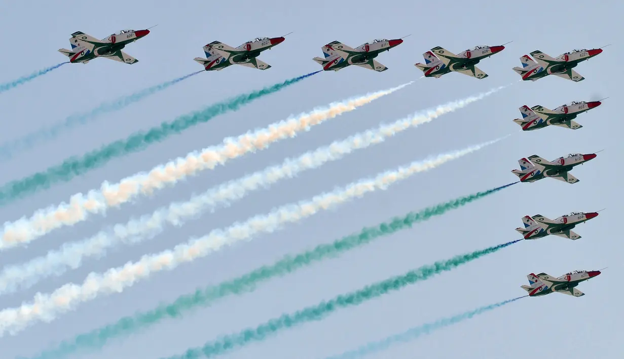Tim aerobatik tampil selama perayaan untuk memperingati Hari Kemerdekaan Pakistan di Karachi (14/8). Kemerdekaan Pakistan sehari sebelum hari kemerdekaan India pada 15 Agustus. (AFP Photo/Rizwan Tabassum)