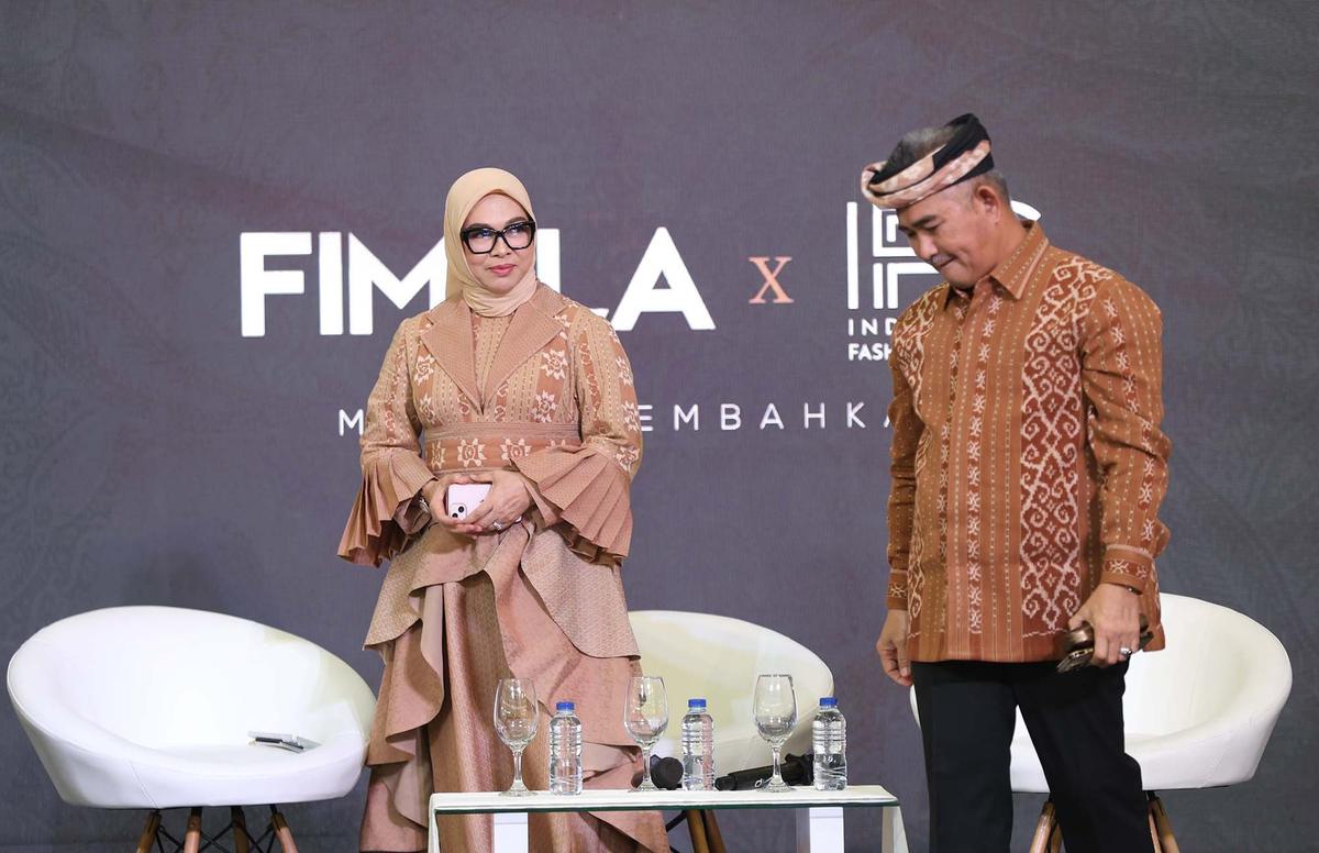FOTO: Wali Kota Tarakan & Istri Tampil Elegan  dengan Batik Khas Tarakan di Parade Wastra Nusantara 2025