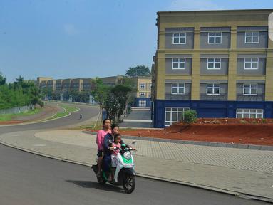 Pengendara melintasi bangunan ruko di kawasan Pusat Bisnis dan Komersial Eco Town, Sawangan, Depok, Jawa Barat, Senin 26/06/2023). (merdeka.com/Arie Basuki)