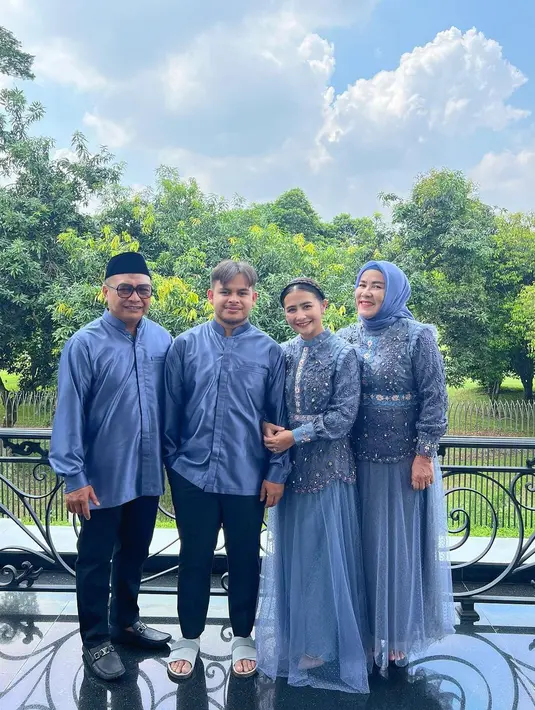 Prilly Latuconsina rayakan Lebaran dengan tampilan cantik berkat atasan payet dan rok tutu. Keluarganya pun juga tampil kompak dalam busana biru [@prillylatuconsina96]