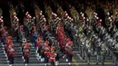 Sebagian peserta unjuk gigi selama festival berlangsung di Lapangan Merah, Moskow, Rusia (3/9). Sebanyak 1500 peserta dari 40 negara turut meramaikan Festival Musik Militer Internasional Spasskaya Tower yang ke-11. (Ivan Sekretarev/AP)