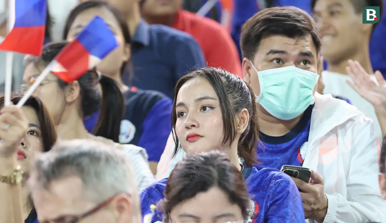 Para bidadari tribun ini tampak menikmati jalannya pertandingan. Terlihat wajah serius namun sesekali mereka juga melempar senyum. (Bola.com/Abdul Aziz)