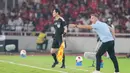 Pelatih Timnas Indonesia John Herdman memberikan arahan kepada para pemain dari pinggir lapangan saat menghadapi Malaysia pada laga kedua Grup A FIFA ASEAN Cup 2026 di Stadion Utama Gelora Bung Karno (SUGBK), Jakarta, Senin (28/9/2026). Laga Indonesia vs Malaysia berakhir imbang 0-0. (KLY/Budy Santoso)