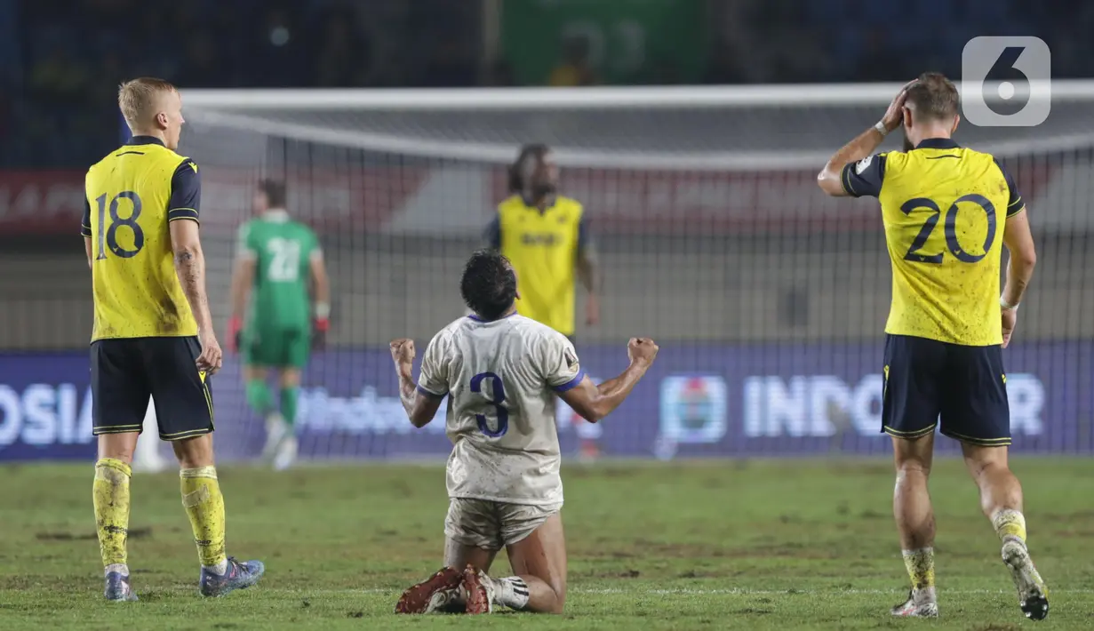 Hingga akhir pertandingan tidak ada lagi gol tercipta, Port FC unggul 2-1 atas Oxford United. Tampak dalam foto, Asnawi Mangkualam (tengah) merayakan kemenangan Port FC unggul atas Oxford United pada laga final turnamen Piala Presiden 2025 di Stadion Si Jalak Harupat, Bandung, Jawa Barat, Minggu (13/7/2025). (Liputan6.com/Helmi Fithriansyah)