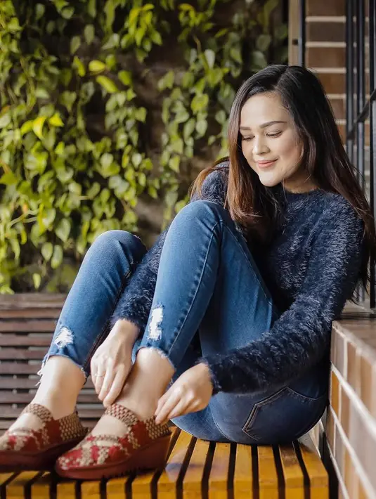 Bukan hal yang aneh jika Cut Meyriska selalu peduli dengan penampilannya. Mengingat dirinya yang berprofesi sebagai figur publik yang tak ingin mengecewakan para penggemarnya. (Instagram/cutratumeyriska)