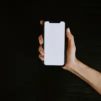 ilustrasi penyebab handphone mati sendiri/Kelly Sikkema/unsplash