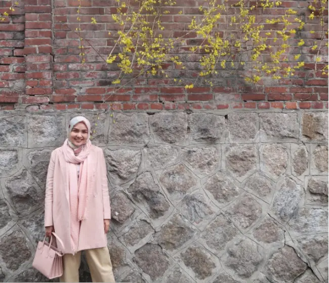 Padu padan busana hijab dengan warna pastel. (riamiranda/instagram)