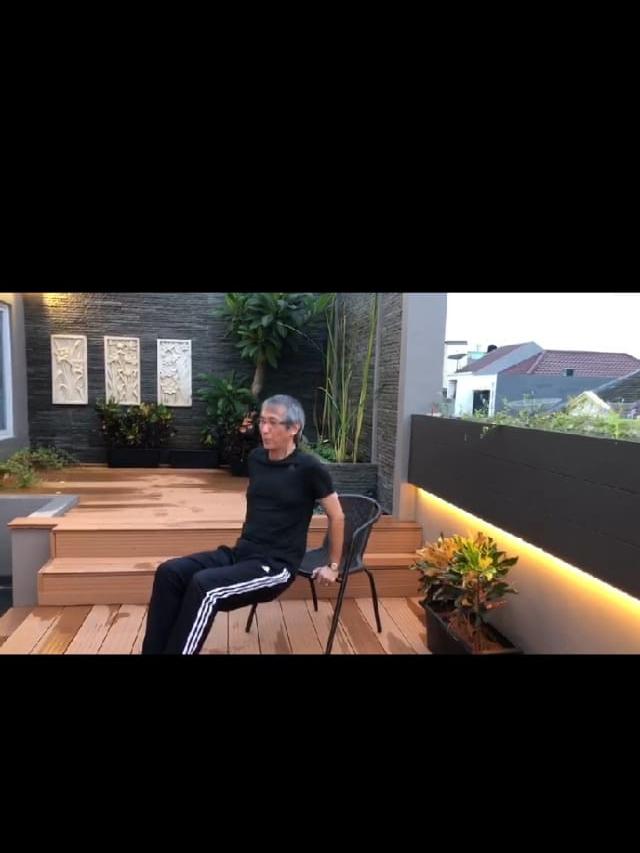 Dips untuk melatih otot-otot lengan.(Screenshoot video dokter Michael Triangto)