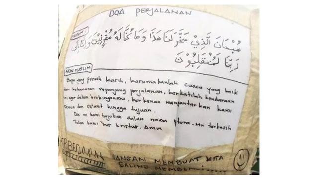 6 Tulisan di Helm Ojek Online Ini Penuh Makna, Bikin Haru