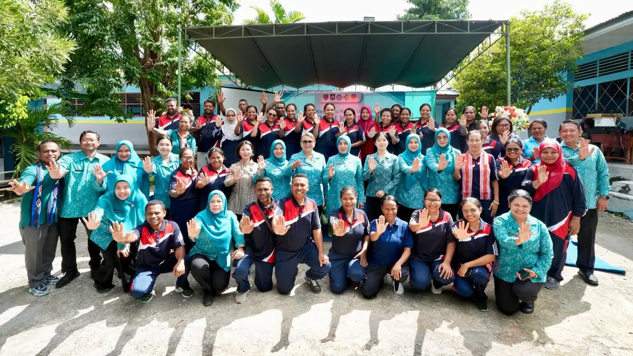 Ketua Umum Tim Penggerak Pemberdayaan dan Kesejahteraan Keluarga (TP PKK) Tri Tito Karnavian menghadiri kegiatan Cek Kesehatan Gratis (CKG) bagi pelajar di SMAN 1 Kalabahi, Kabupaten Alor, NTT. (Dok. Istimewa)