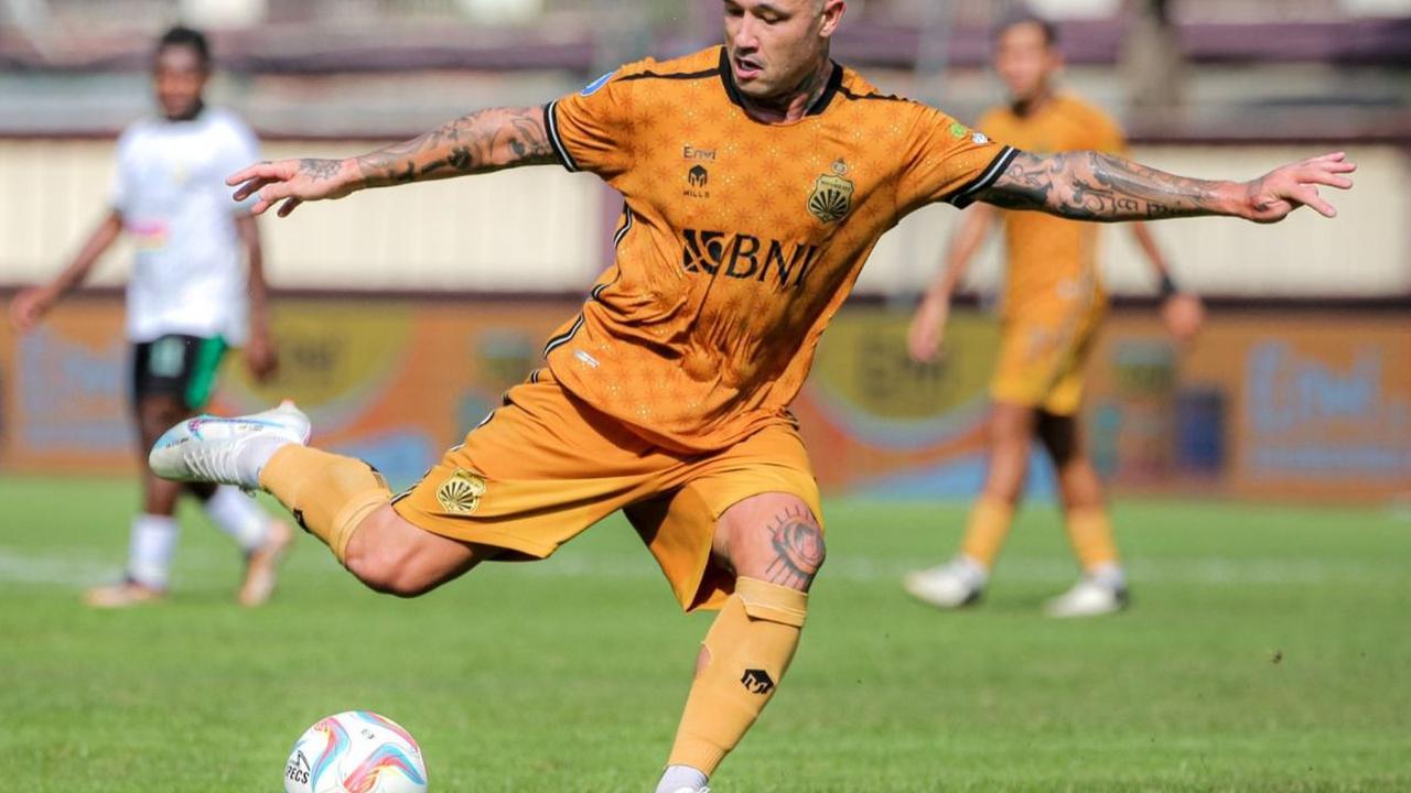 Bhayangkara FC takluk di tangan PSS Sleman dalam pertandingan pekan ke-25 BRI Liga 1 di Stadion PTIK, Jakarta Selatan, Kamis (22/2/2024). Meski diperkuat bintang Eropa, Radja Nainggolan, Bhayangkara FC tak mampu berbuat banyak di hadapan PSS Sleman.&nbsp;