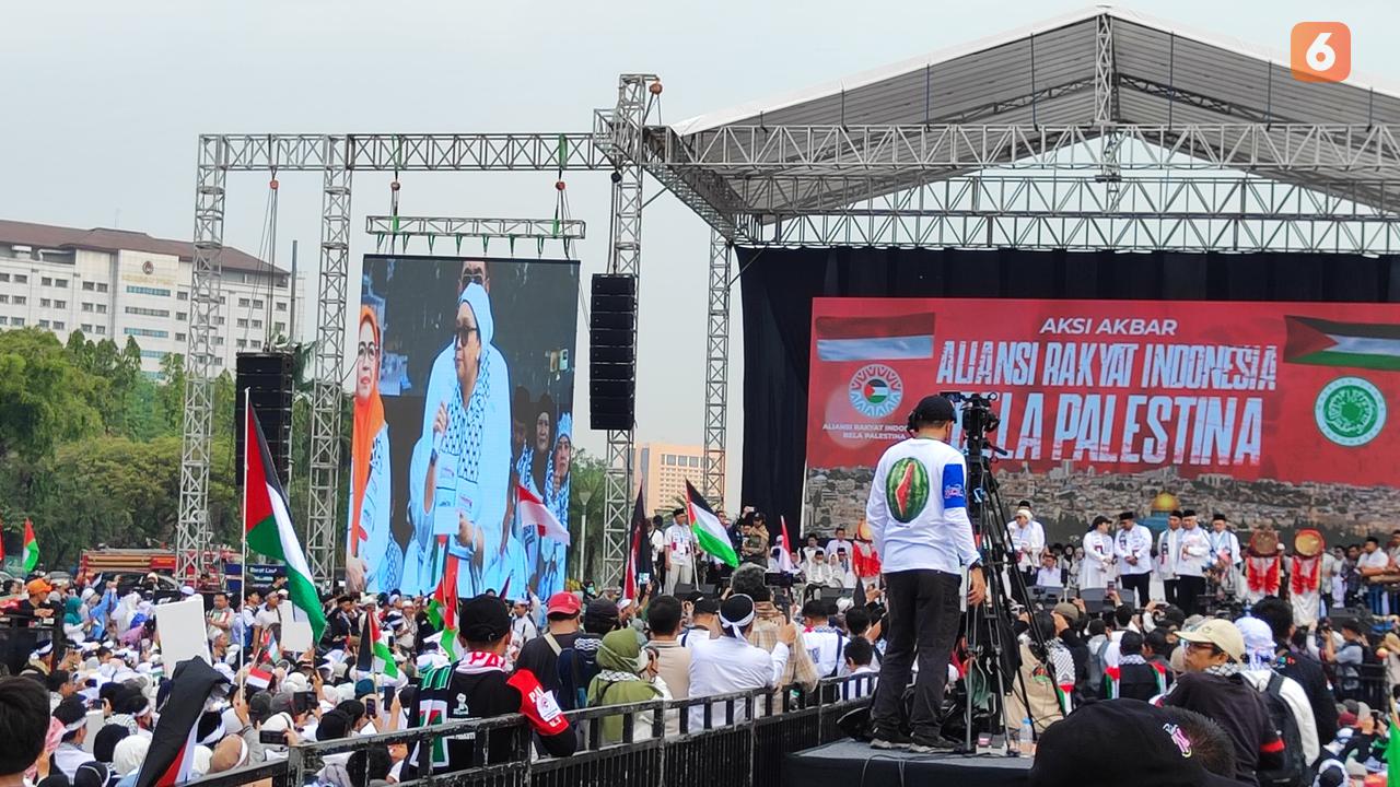 Menteri Luar Negeri (Menlu) Indonesia, Retno L.P Marsudi menghadiri aksi bela Palestina di Monas, Minggu (5/1/2023). (Liputan6.com/Therresia Maria Magdalena Morais)