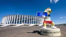 Maskot Piala Dunia 2018, Zabivaka berdiri di depan Nizhny Novgorod Arena (21/5/2018). Stadion Novgorod akan menjadi tuan rumah untuk empat pertandingan grup, babak 16 besar dan perempat final. (AFP/Mladen Antonov)