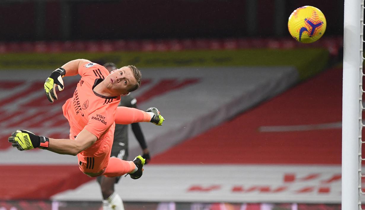 Bernd Leno. Kiper Jerman berusia 29 tahun ini didatangkan awal 2018/2019 dari Bayer Leverkusen. Selama 3 musim menjadi pilihan utama, musim ini posisinya direbut Aaron Ramsdale. Total ia telah bermain dalam 122 laga dengan mencatat 36 clean sheet dan kebobolan 143 gol. (AFP/Pool/Shaun Botterill)